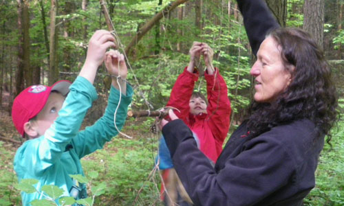 unser Mobile soll möglichst hoch hängen, lange Arme sind gefragt